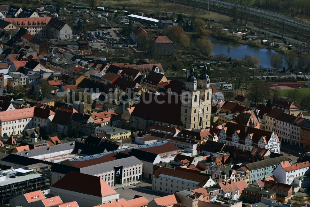 Luftbild Lutherstadt Wittenberg - Marktplatz mit dem Rathaus und der Stadtkirche St. Marien in Wittenberg im Bundesland Sachsen-Anhalt