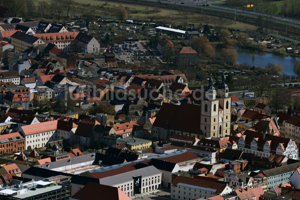 Luftaufnahme Lutherstadt Wittenberg - Marktplatz mit dem Rathaus und der Stadtkirche St. Marien in Wittenberg im Bundesland Sachsen-Anhalt