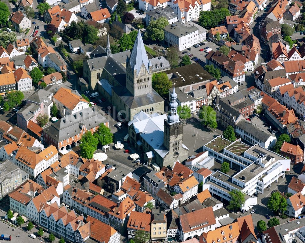 Soest aus der Vogelperspektive: Marktplatz von Soest mit Nikolaikapelle und St.-Patrokli-Dom im Bundesland Nordrhein-Westfalen