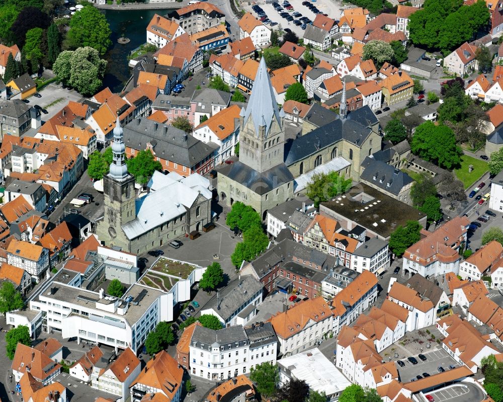 Soest aus der Vogelperspektive: Marktplatz von Soest mit Nikolaikapelle und St.-Patrokli-Dom im Bundesland Nordrhein-Westfalen