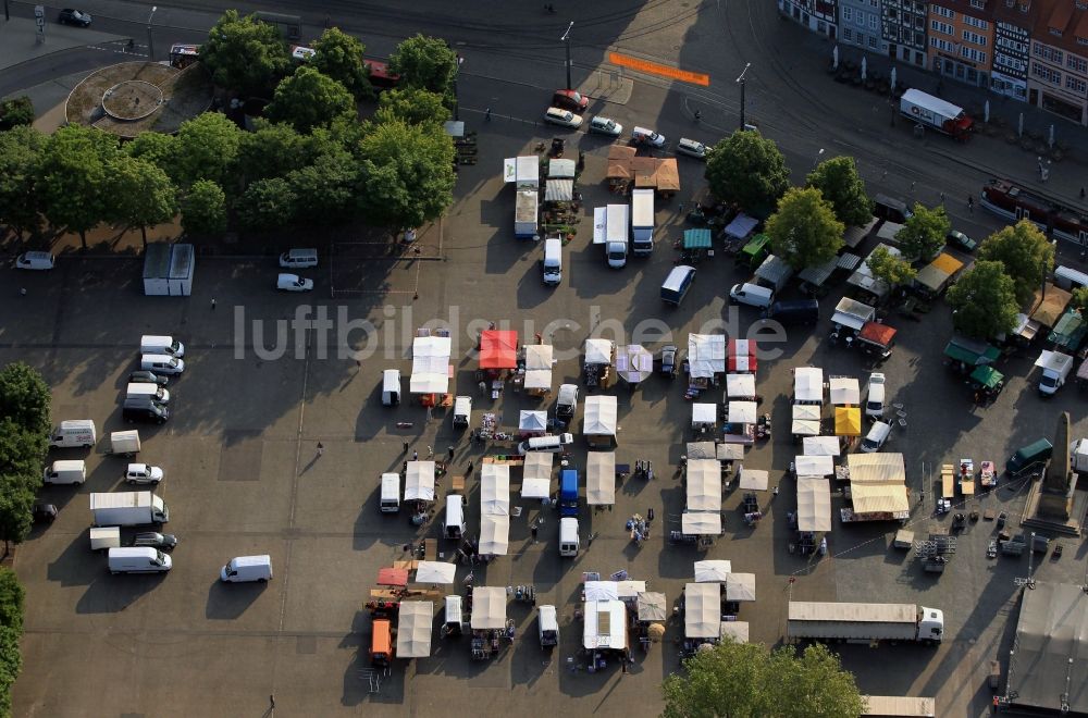 Luftaufnahme Erfurt - Marktstände auf dem Domplatz in Erfurt im Bundesland Thüringen