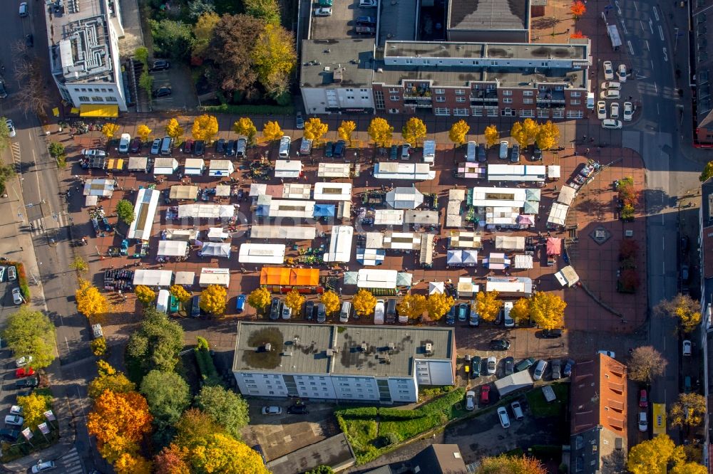 Essen aus der Vogelperspektive: Marktstände auf dem Marktplatz am Altessener Markt in Essen im Bundesland Nordrhein-Westfalen