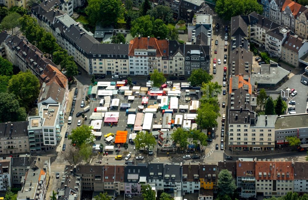 Essen aus der Vogelperspektive: Markttag am Rüttenscheider Markt im Süden von Essen im Bundesland Nordrhein-Westfalen