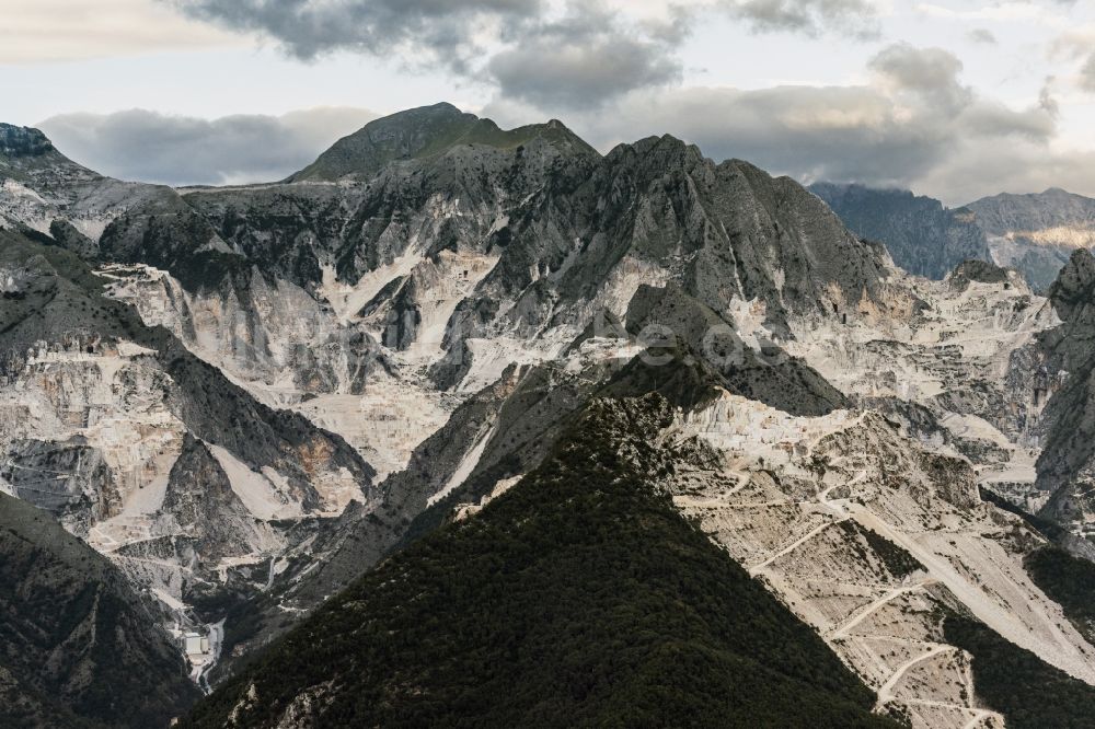 Carrara von oben - Marmor Steinbruch am Stadtrand von Carrara in der Toskana in Italien