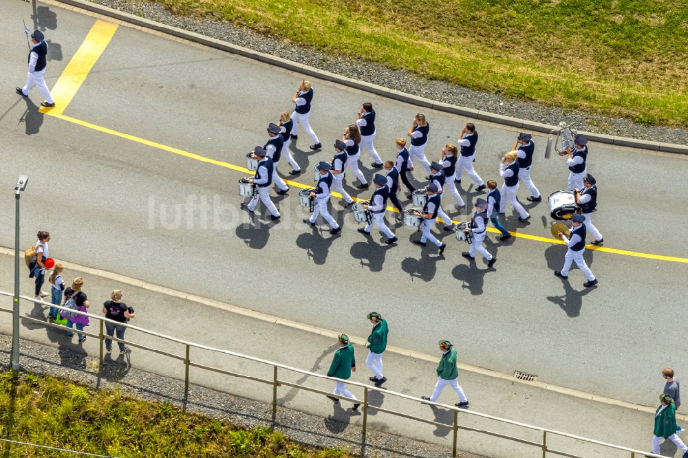 Luftbild Arnsberg - Marschformation der St. Sebastianus Schützenbruderschaft 1766 e.V. in Arnsberg im Bundesland Nordrhein-Westfalen, Deutschland