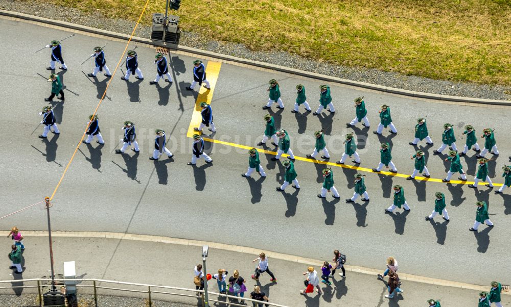 Luftaufnahme Arnsberg - Marschformation der St. Sebastianus Schützenbruderschaft 1766 e.V. in Arnsberg im Bundesland Nordrhein-Westfalen, Deutschland