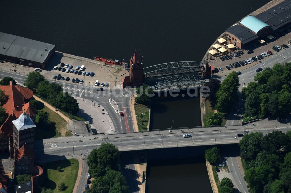 Luftbild Lübeck - Marstallbrücke eine Hubbrücke über den Elbe-Lübeck-Kanal in Lübeck im Bundesland Schleswig-Holstein