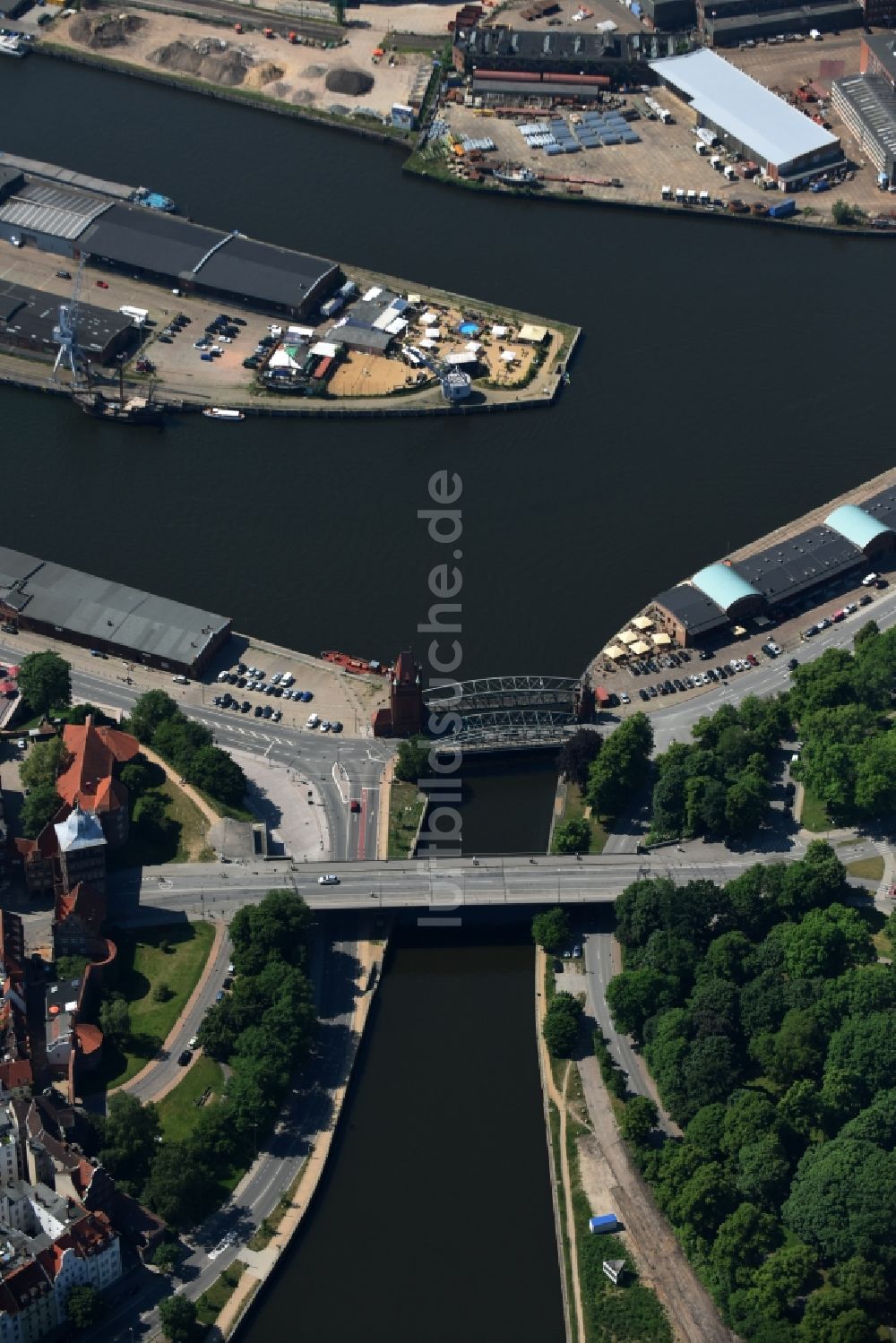 Lübeck von oben - Marstallbrücke eine Hubbrücke über den Elbe-Lübeck-Kanal in Lübeck im Bundesland Schleswig-Holstein