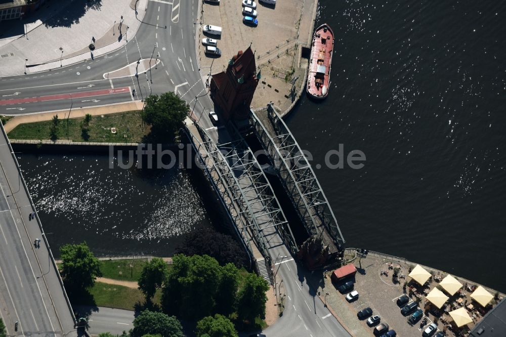 Luftbild Lübeck - Marstallbrücke eine Hubbrücke über den Elbe-Lübeck-Kanal in Lübeck im Bundesland Schleswig-Holstein