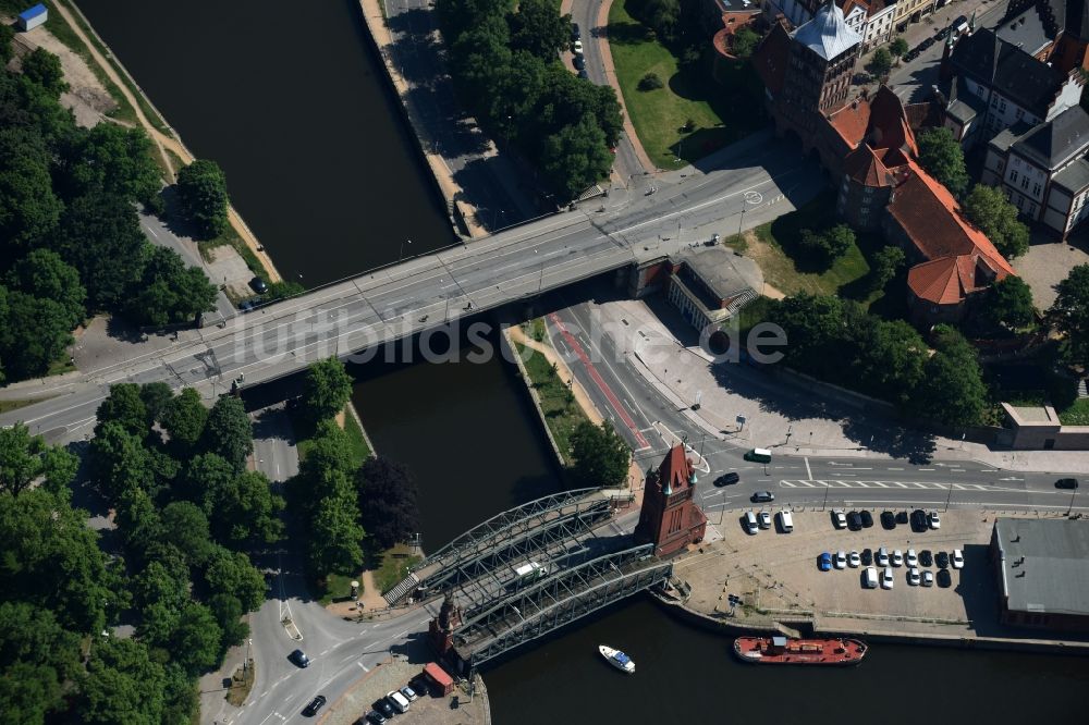 Luftaufnahme Lübeck - Marstallbrücke eine Hubbrücke über den Elbe-Lübeck-Kanal in Lübeck im Bundesland Schleswig-Holstein