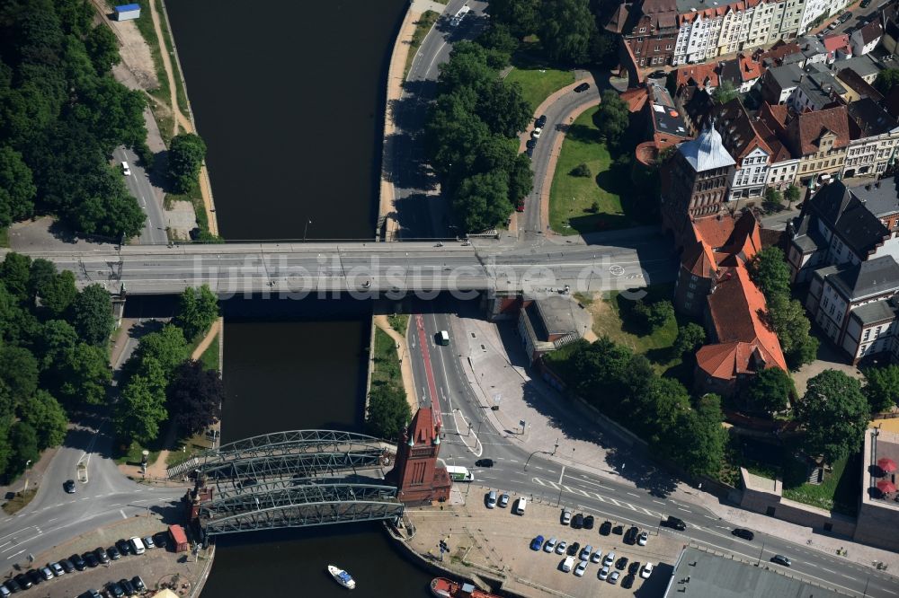 Lübeck von oben - Marstallbrücke eine Hubbrücke über den Elbe-Lübeck-Kanal in Lübeck im Bundesland Schleswig-Holstein