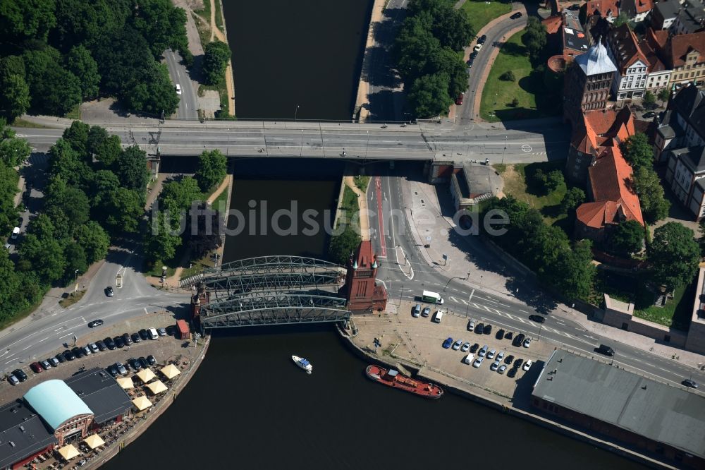 Lübeck aus der Vogelperspektive: Marstallbrücke eine Hubbrücke über den Elbe-Lübeck-Kanal in Lübeck im Bundesland Schleswig-Holstein