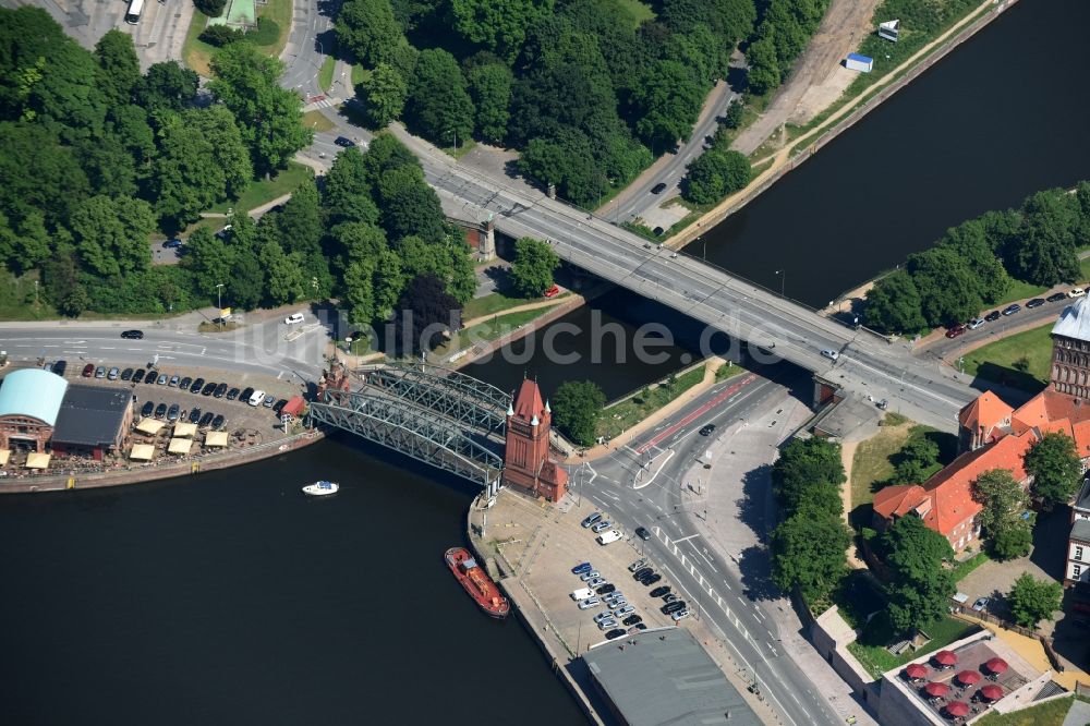 Lübeck von oben - Marstallbrücke eine Hubbrücke über den Elbe-Lübeck-Kanal in Lübeck im Bundesland Schleswig-Holstein