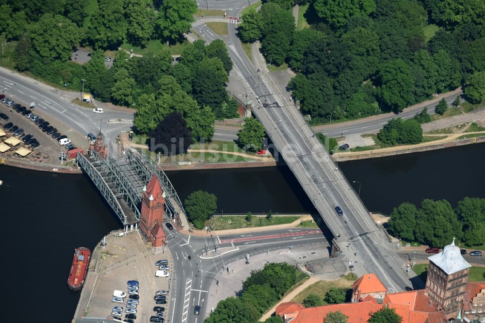 Lübeck aus der Vogelperspektive: Marstallbrücke eine Hubbrücke über den Elbe-Lübeck-Kanal in Lübeck im Bundesland Schleswig-Holstein