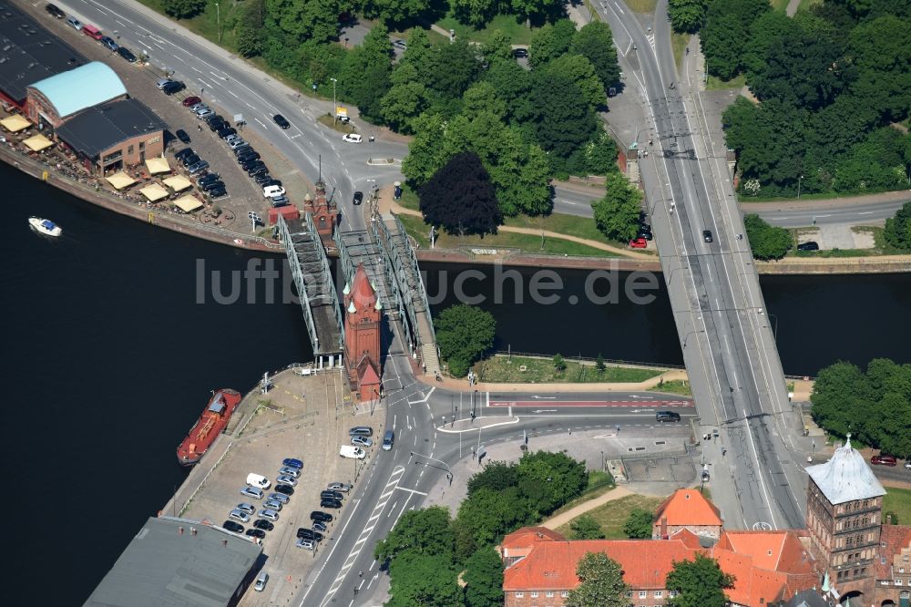 Luftbild Lübeck - Marstallbrücke eine Hubbrücke über den Elbe-Lübeck-Kanal in Lübeck im Bundesland Schleswig-Holstein