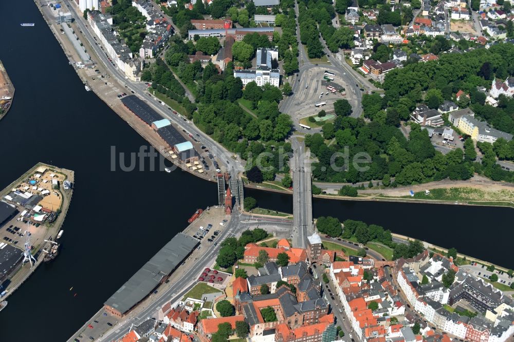 Luftaufnahme Lübeck - Marstallbrücke eine Hubbrücke über den Elbe-Lübeck-Kanal in Lübeck im Bundesland Schleswig-Holstein