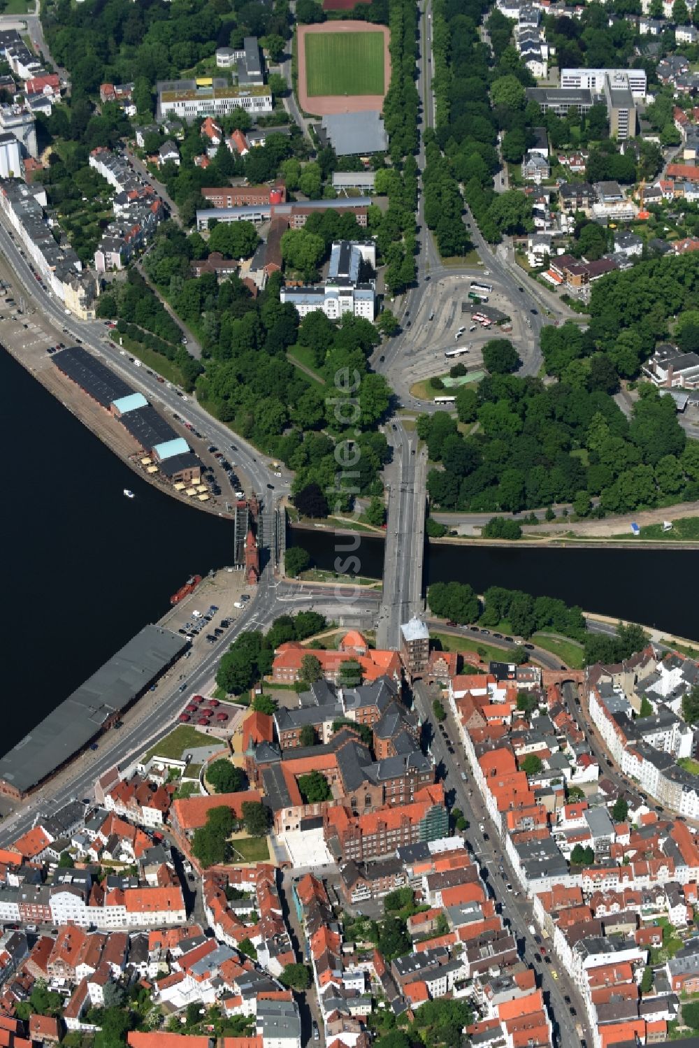 Lübeck von oben - Marstallbrücke eine Hubbrücke über den Elbe-Lübeck-Kanal in Lübeck im Bundesland Schleswig-Holstein