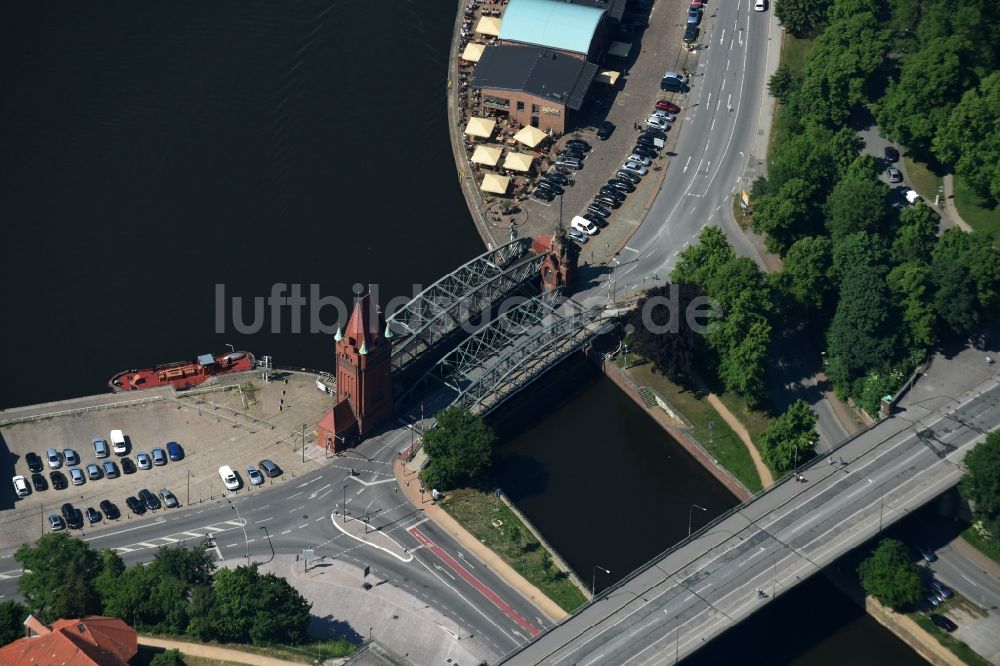 Lübeck aus der Vogelperspektive: Marstallbrücke eine Hubbrücke über den Elbe-Lübeck-Kanal in Lübeck im Bundesland Schleswig-Holstein