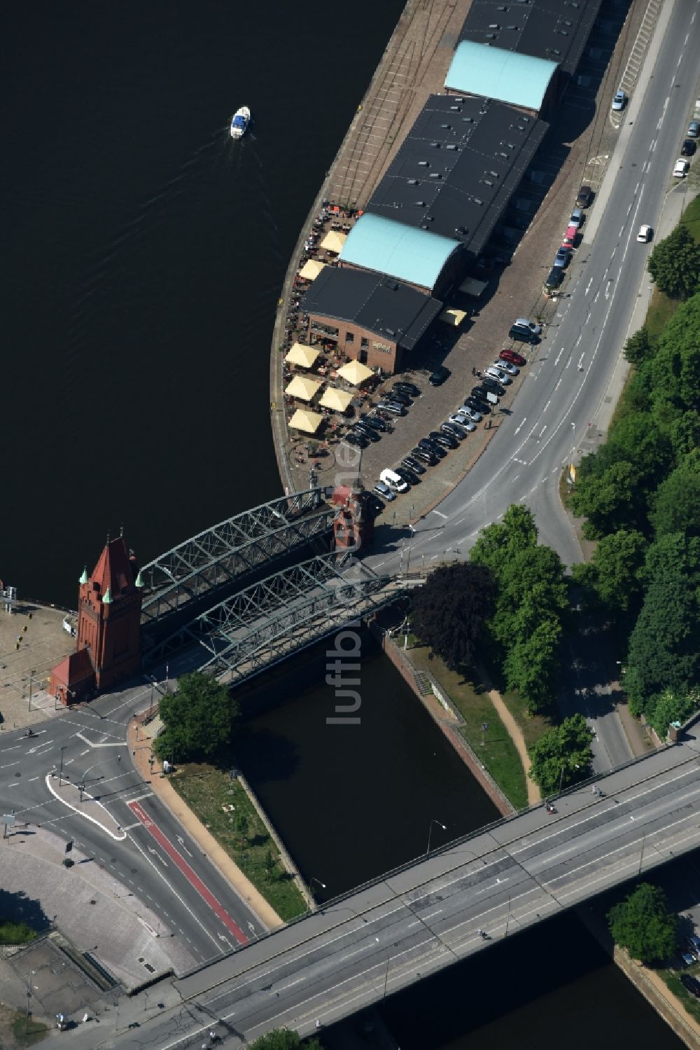 Luftaufnahme Lübeck - Marstallbrücke eine Hubbrücke über den Elbe-Lübeck-Kanal in Lübeck im Bundesland Schleswig-Holstein