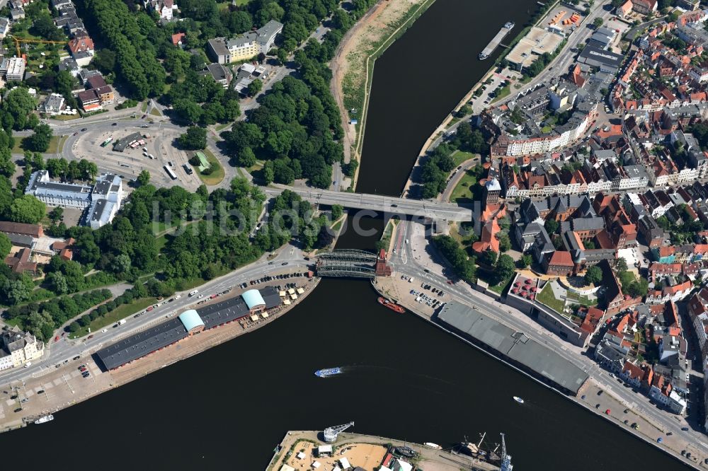 Luftaufnahme Lübeck - Marstallbrücke eine Hubbrücke über den Elbe-Lübeck-Kanal in Lübeck im Bundesland Schleswig-Holstein