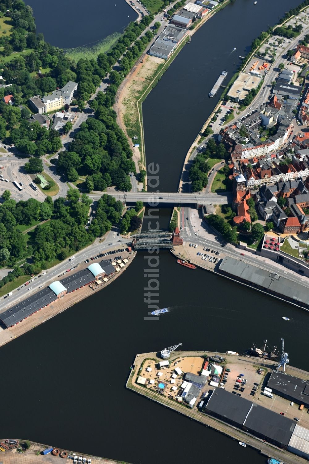 Lübeck von oben - Marstallbrücke eine Hubbrücke über den Elbe-Lübeck-Kanal in Lübeck im Bundesland Schleswig-Holstein