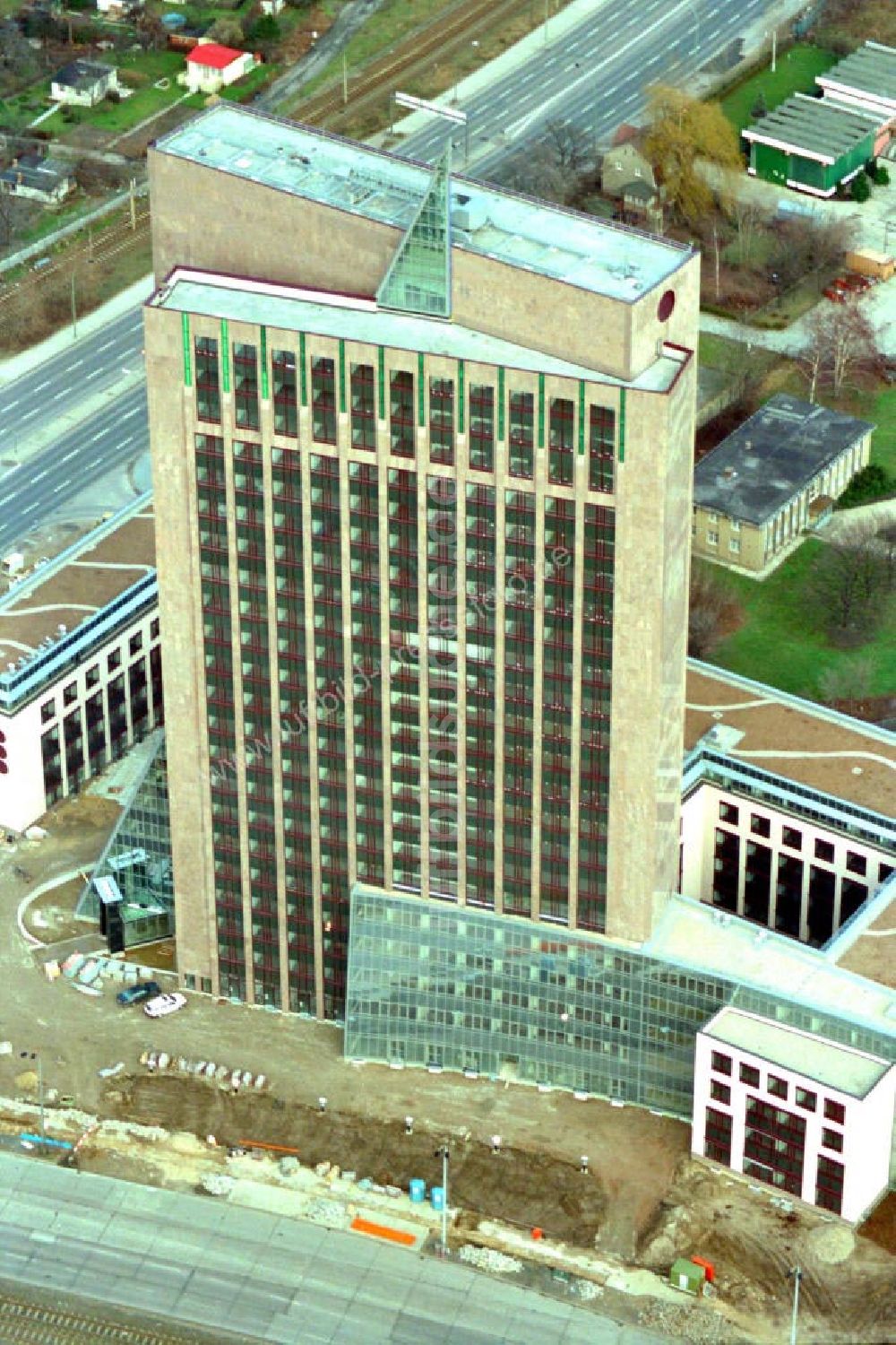 Berlin / Marzahn von oben - Marzahner Pyramide an der Landsberger-Allee Ecke Rhinstrasse. Bürogebäude als Uhr. Datum: 1995