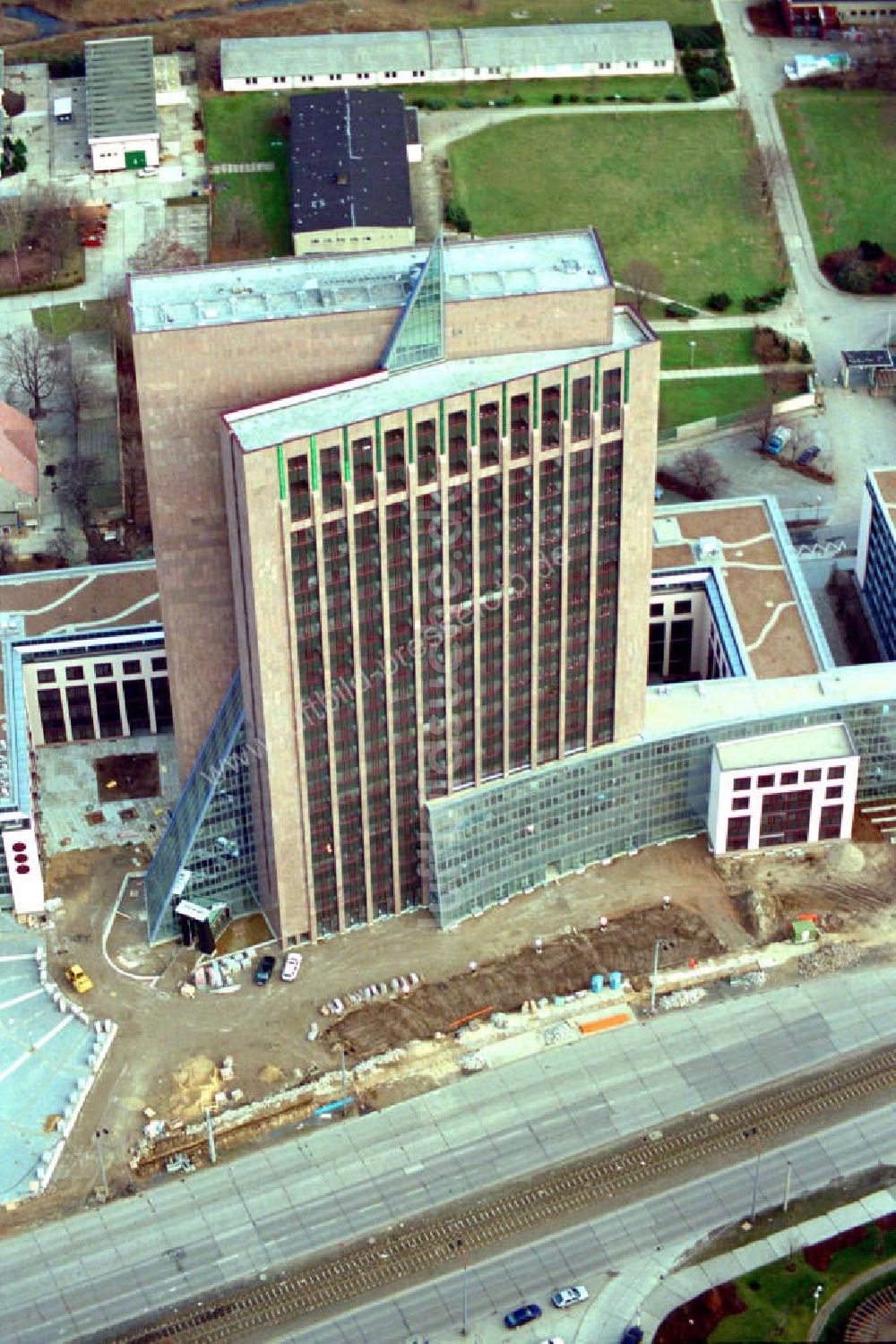 Berlin / Marzahn aus der Vogelperspektive: Marzahner Pyramide an der Landsberger-Allee Ecke Rhinstrasse. Bürogebäude als Uhr. Datum: 1995