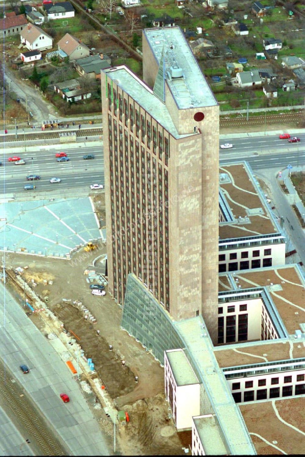 Luftaufnahme Berlin / Marzahn - Marzahner Pyramide an der Landsberger-Allee Ecke Rhinstrasse. Bürogebäude als Uhr. Datum: 1995