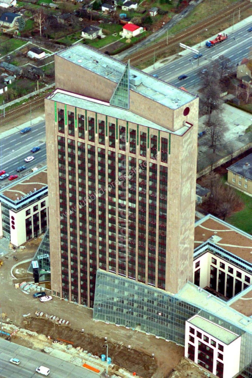 Berlin / Marzahn von oben - Marzahner Pyramide an der Landsberger-Allee Ecke Rhinstrasse. Bürogebäude als Uhr. Datum: 1995