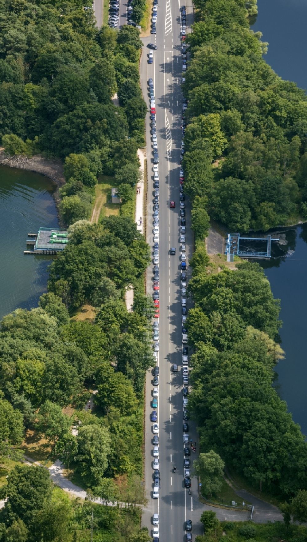 Haltern am See aus der Vogelperspektive: Massenandrang von Badegästen mit überfüllten Park- Straßen und Zufahrtswegen am Ufer zum Silbersee in Haltern am See im Bundesland Nordrhein-Westfalen