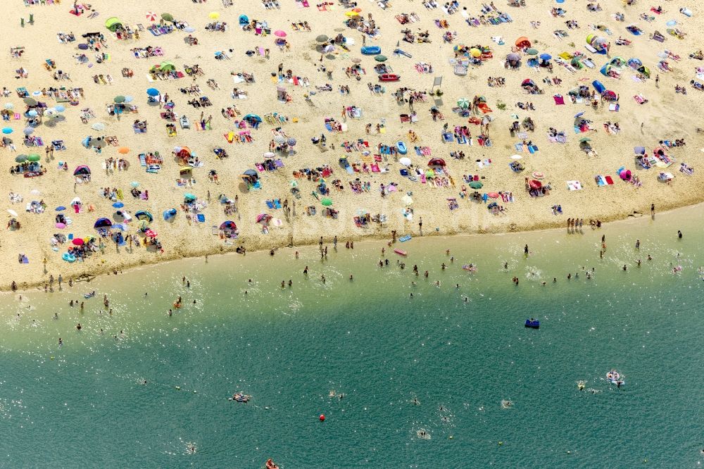 Luftbild Haltern am See - Massenandrang von Badegästen am Sandstrand des Ufer zum Silbersee in Haltern am See im Bundesland Nordrhein-Westfalen