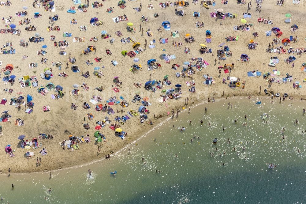 Luftaufnahme Haltern am See - Massenandrang von Badegästen am Sandstrand des Ufer zum Silbersee in Haltern am See im Bundesland Nordrhein-Westfalen