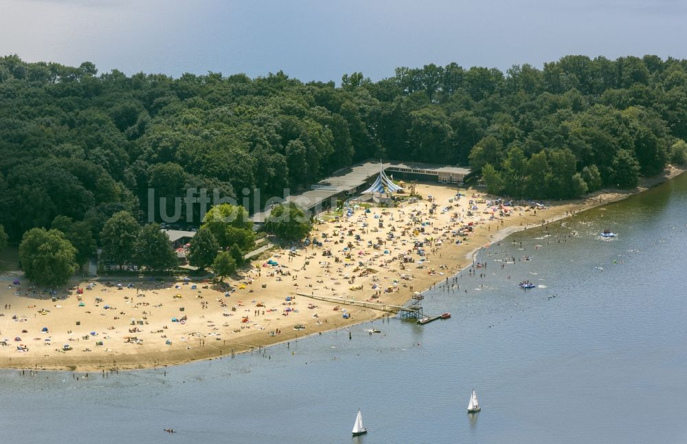 Haltern am See aus der Vogelperspektive: Massenandrang von Badegästen am Sandstrand des Ufer zum Silbersee in Haltern am See im Bundesland Nordrhein-Westfalen