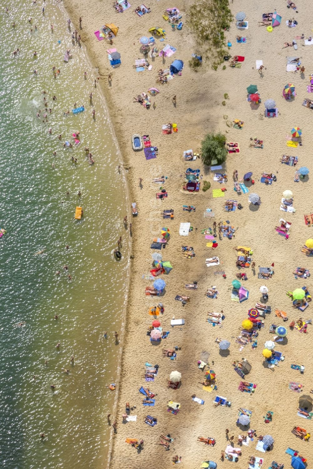 Luftbild Haltern am See - Massenandrang von Badegästen am Sandstrand des Ufer zum Silbersee in Haltern am See im Bundesland Nordrhein-Westfalen