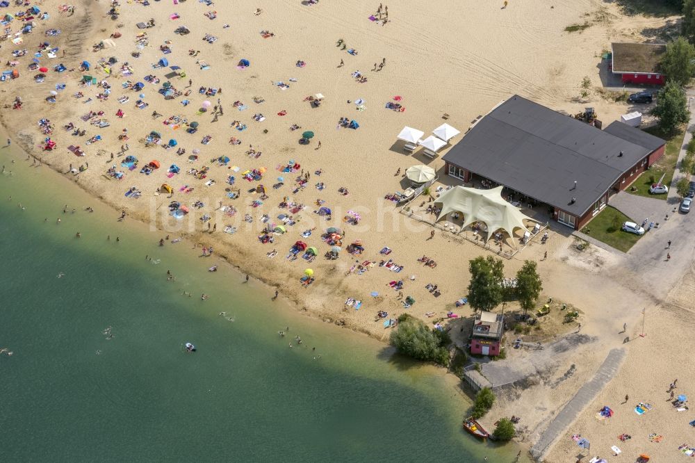 Luftaufnahme Haltern am See - Massenandrang von Badegästen am Sandstrand des Ufer zum Silbersee in Haltern am See im Bundesland Nordrhein-Westfalen