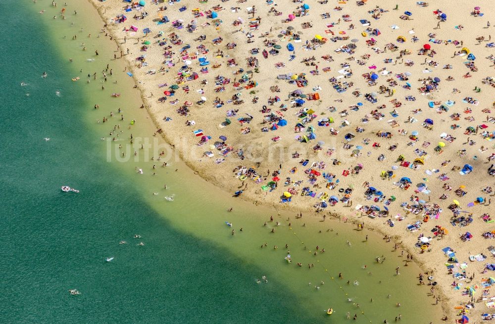 Haltern am See aus der Vogelperspektive: Massenandrang von Badegästen am Sandstrand des Ufer zum Silbersee in Haltern am See im Bundesland Nordrhein-Westfalen