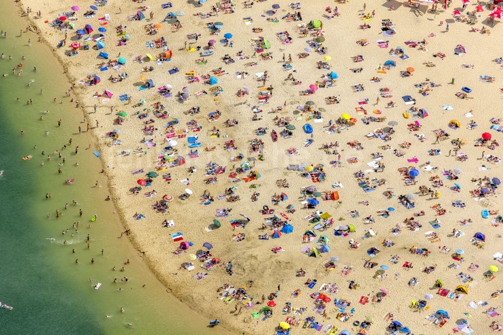 Luftbild Haltern am See - Massenandrang von Badegästen am Sandstrand des Ufer zum Silbersee in Haltern am See im Bundesland Nordrhein-Westfalen