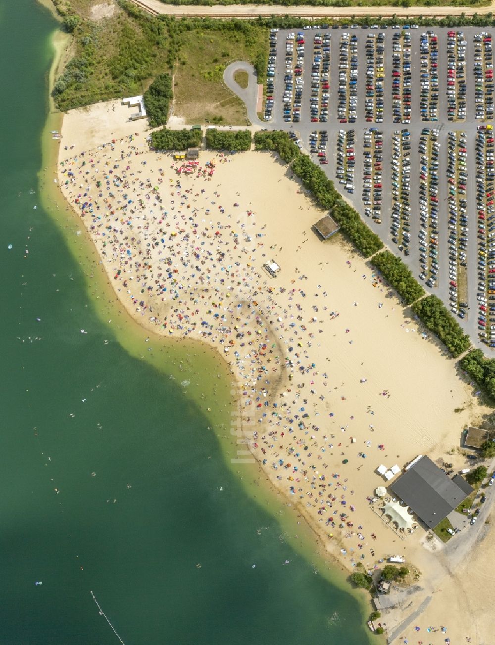 Luftaufnahme Haltern am See - Massenandrang von Badegästen am Sandstrand des Ufer zum Silbersee in Haltern am See im Bundesland Nordrhein-Westfalen