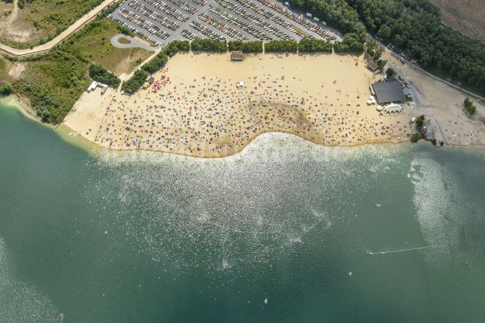 Haltern am See von oben - Massenandrang von Badegästen am Sandstrand des Ufer zum Silbersee in Haltern am See im Bundesland Nordrhein-Westfalen