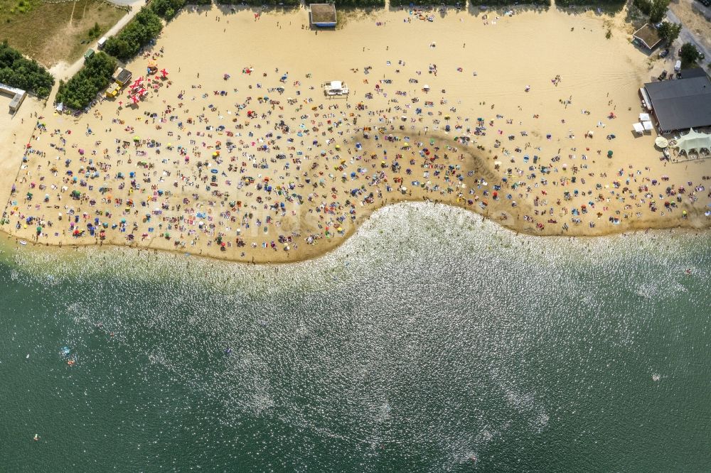 Haltern am See aus der Vogelperspektive: Massenandrang von Badegästen am Sandstrand des Ufer zum Silbersee in Haltern am See im Bundesland Nordrhein-Westfalen