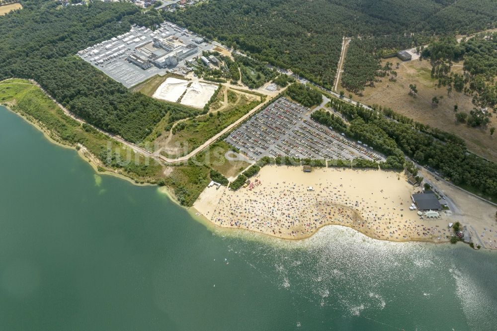 Luftbild Haltern am See - Massenandrang von Badegästen am Sandstrand des Ufer zum Silbersee in Haltern am See im Bundesland Nordrhein-Westfalen