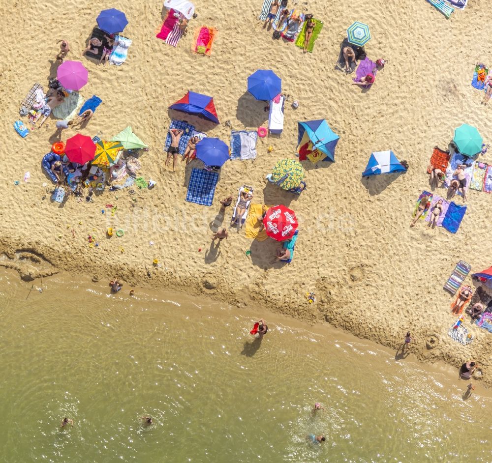 Haltern am See aus der Vogelperspektive: Massenandrang von Badegästen am Sandstrand des Ufer zum Silbersee in Haltern am See im Bundesland Nordrhein-Westfalen