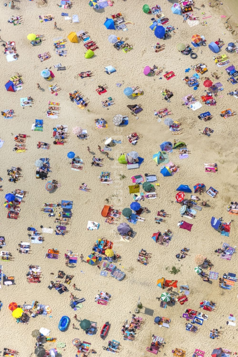 Luftbild Haltern am See - Massenandrang von Badegästen am Sandstrand des Ufer zum Silbersee in Haltern am See im Bundesland Nordrhein-Westfalen