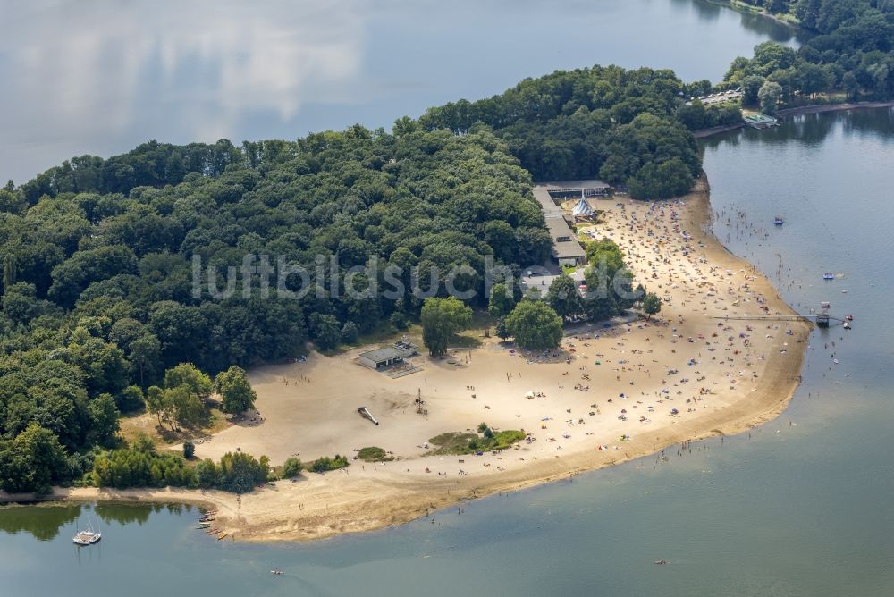 Haltern am See von oben - Massenandrang von Badegästen am Sandstrand des Ufer zum Silbersee in Haltern am See im Bundesland Nordrhein-Westfalen