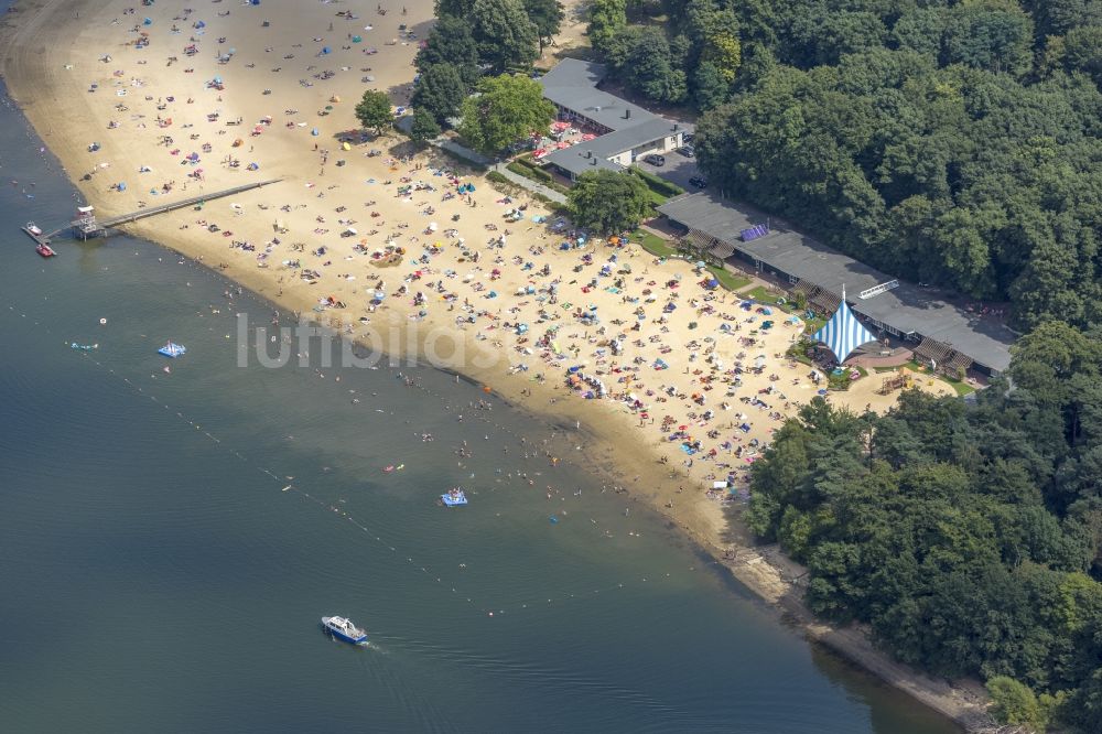 Haltern am See von oben - Massenandrang von Badegästen am Sandstrand des Ufer zum Silbersee in Haltern am See im Bundesland Nordrhein-Westfalen