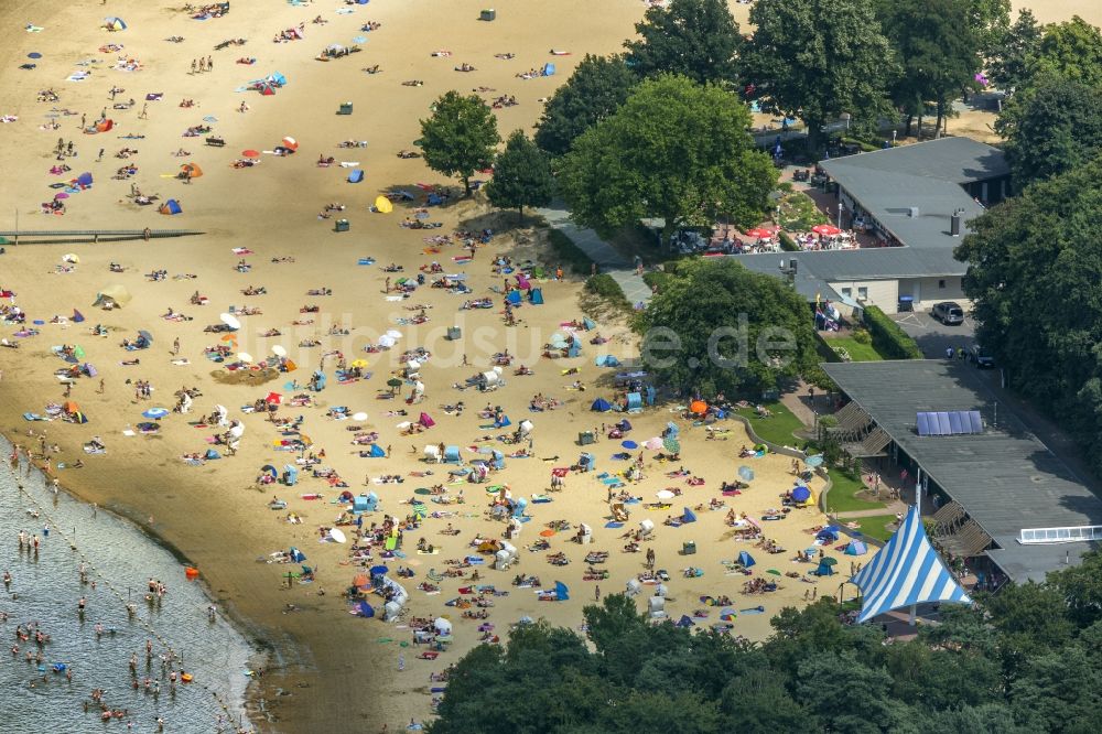 Haltern am See aus der Vogelperspektive: Massenandrang von Badegästen am Sandstrand des Ufer zum Silbersee in Haltern am See im Bundesland Nordrhein-Westfalen