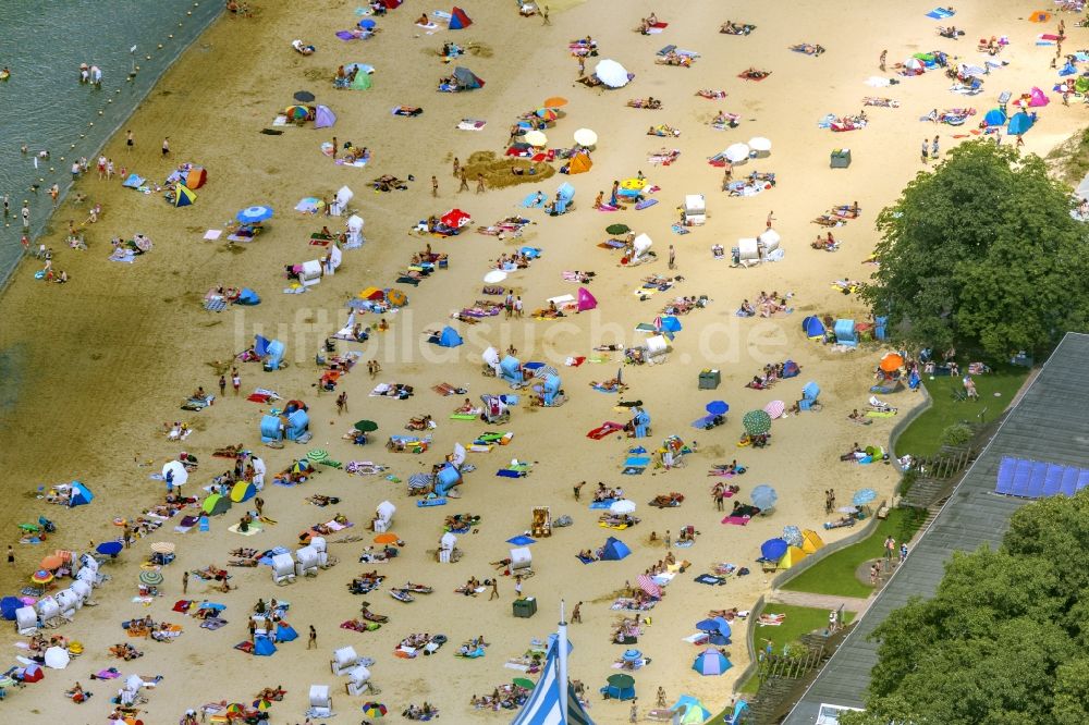 Luftaufnahme Haltern am See - Massenandrang von Badegästen am Sandstrand des Ufer zum Silbersee in Haltern am See im Bundesland Nordrhein-Westfalen