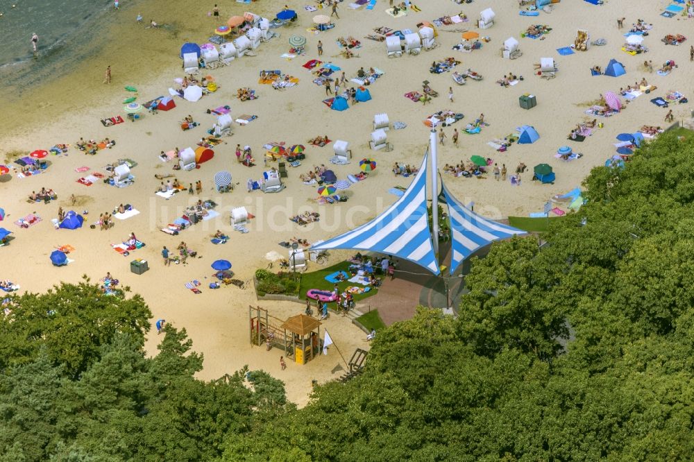 Haltern am See von oben - Massenandrang von Badegästen am Sandstrand des Ufer zum Silbersee in Haltern am See im Bundesland Nordrhein-Westfalen