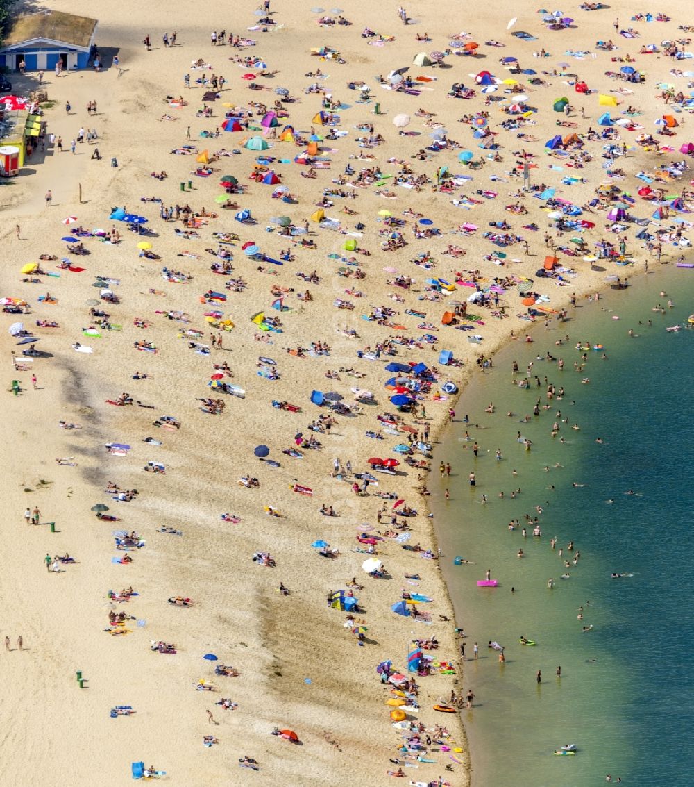 Luftbild Haltern am See - Massenandrang von Badegästen am Sandstrand des Ufer zum Silbersee in Haltern am See im Bundesland Nordrhein-Westfalen