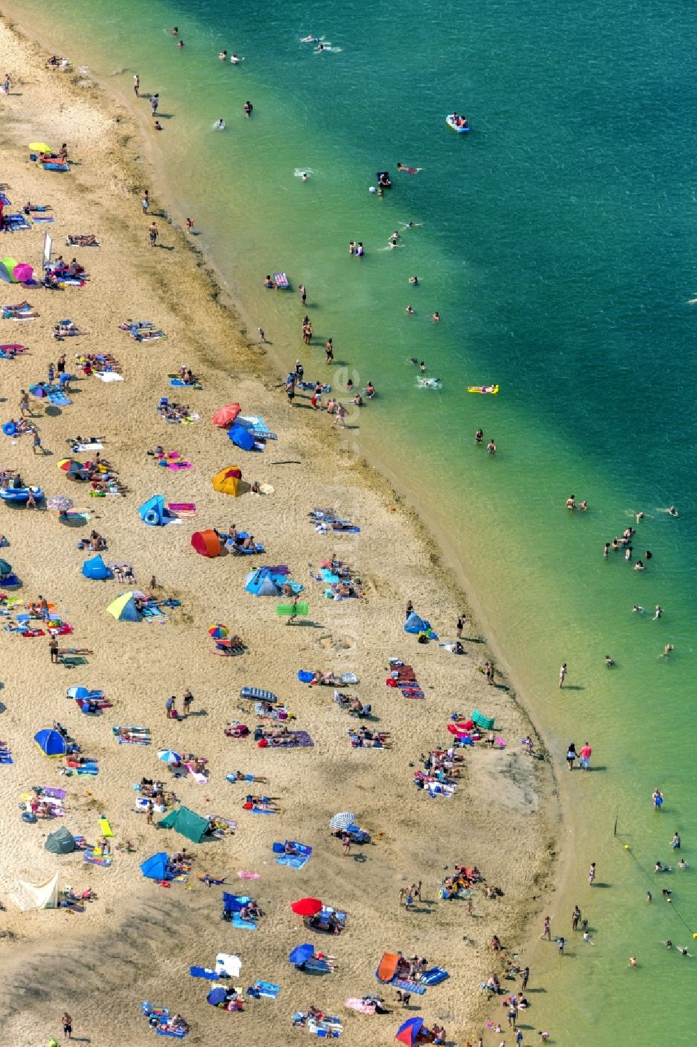 Luftaufnahme Haltern am See - Massenandrang von Badegästen am Sandstrand des Ufer zum Silbersee in Haltern am See im Bundesland Nordrhein-Westfalen